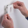 Montage der weißen, eckigen Paulmann Wandeinbauleuchte EBL mit Bewegungssensor.