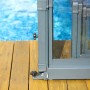 Detailaufnahme: Graue Palram Canopia Poolüberdachung Majorca, schienenloses System, Räder.