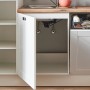 Küchenzeile, 250 cm, Weiß matt, Spüle, Geschirrspüler, offene Schranktür.