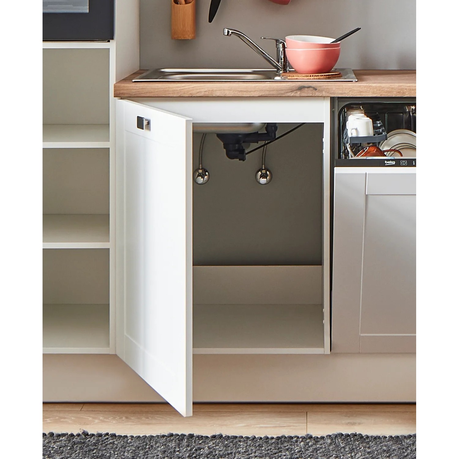 Küchenzeile, 250 cm, Weiß matt, Spüle, Geschirrspüler, offene Schranktür.