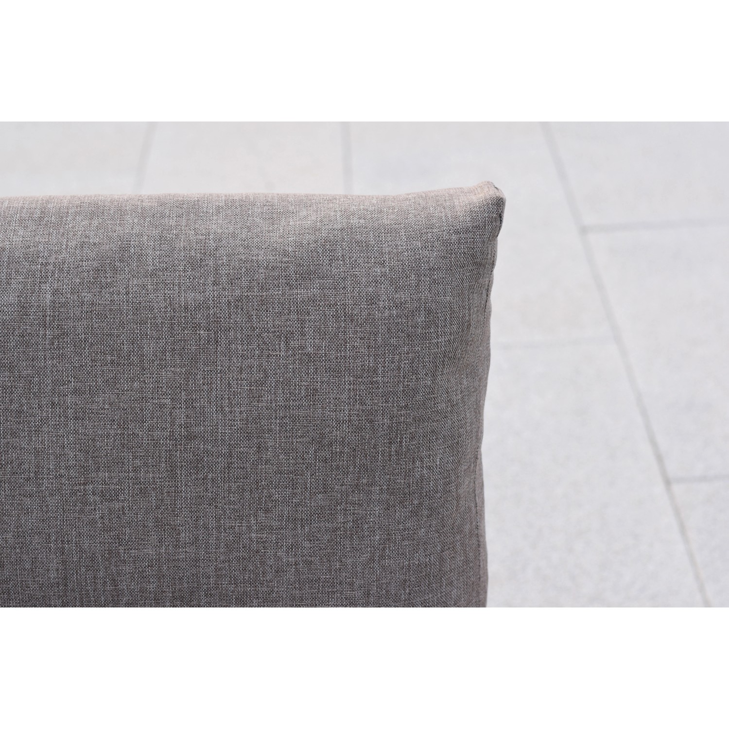 Detailaufnahme: Braunes Kissen der Merxx Korfu Lounge-Gartenmöbel Eckbank mit seitlicher Ablage.