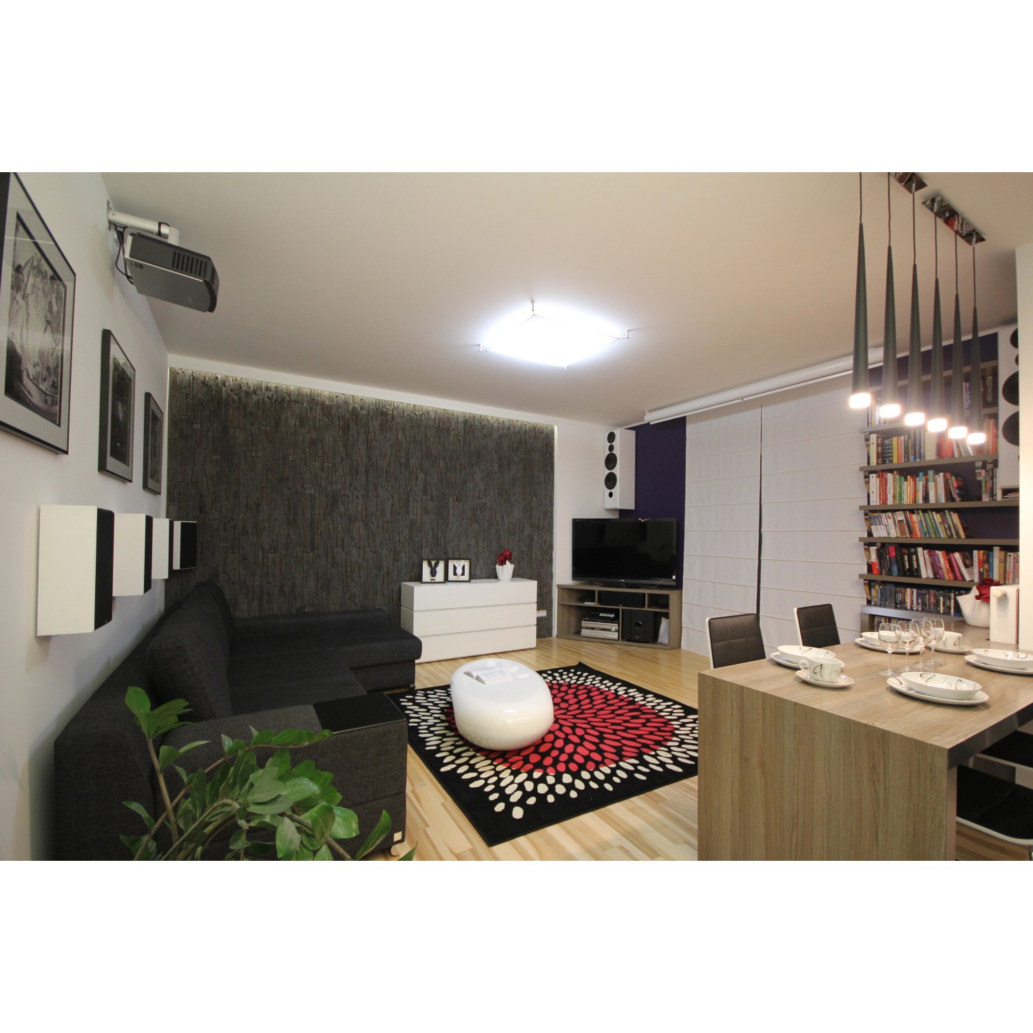 Wohnzimmer mit anthrazitfarbenen Stegu Verblender Venezia als Wandverkleidung.