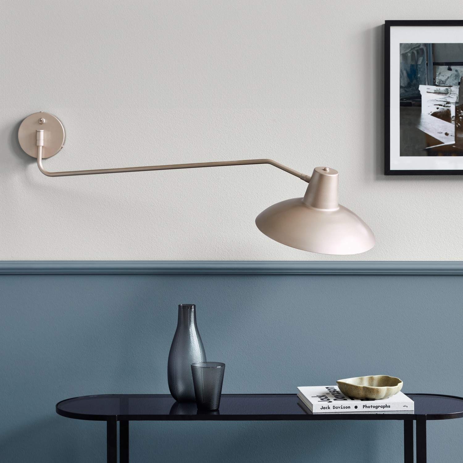 Wandleuchte in Roségold über Tisch mit Deko. Alpina Sprühlack Romantik für edle Akzente.