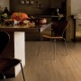 Gerflor Vinylboden Senso Rustic Noyer Naturel im Küchenambiente mit Holzoptik.