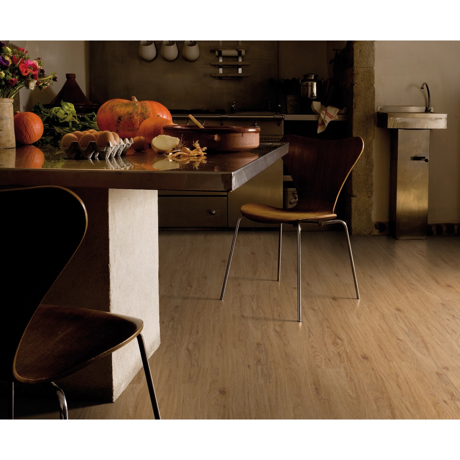 Gerflor Vinylboden Senso Rustic Noyer Naturel im Küchenambiente mit Holzoptik.
