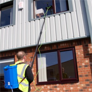 Monstershop Fensterreinigungsset mit 7,35m Reinigungsstange und 16L Rucksack für Fensterreinigung.