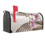 Schwarzer Banjado US Briefkasten mit Zen Relax Motiv (Orchidee) und roter Fahne.