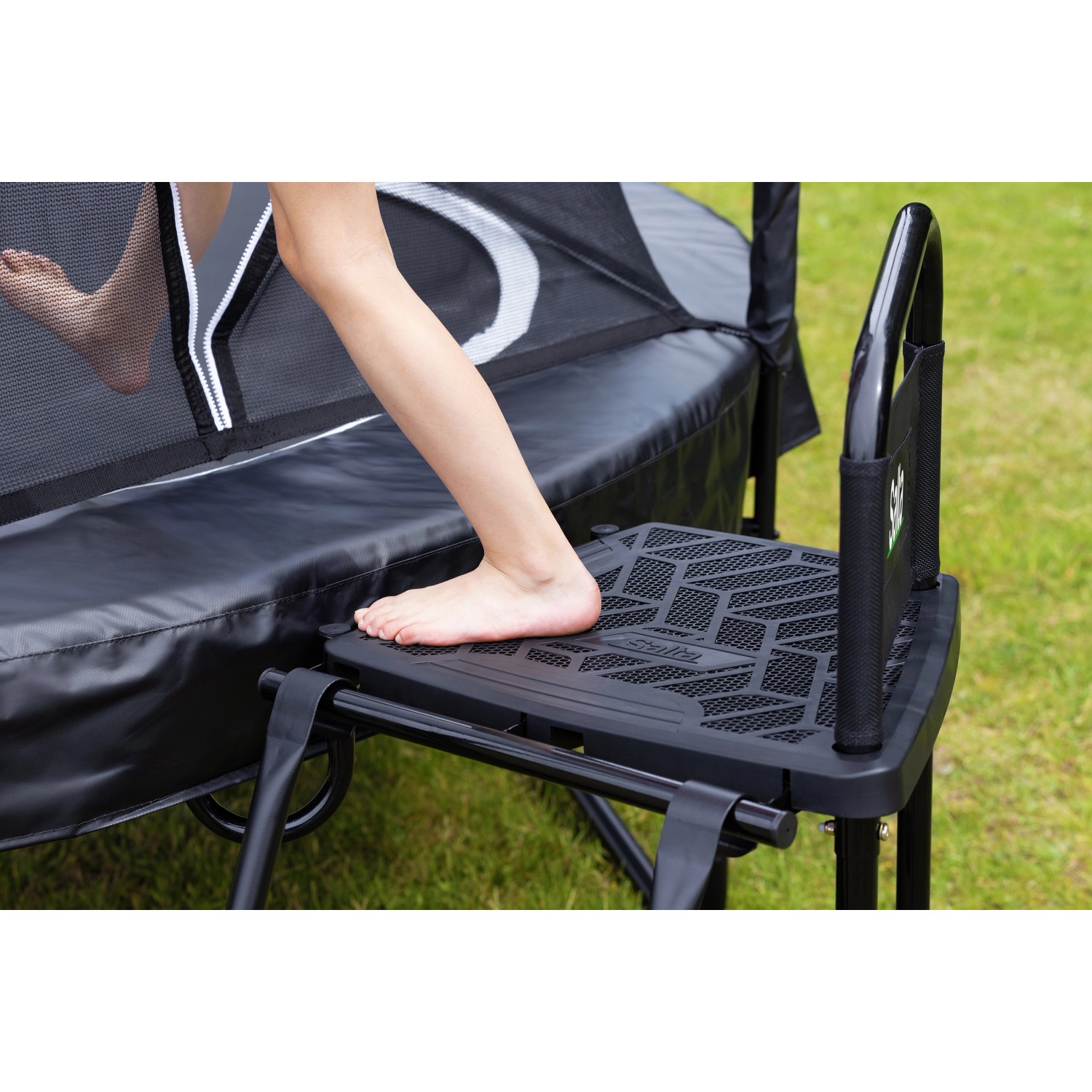 Salta Plattform für Trampoline, höhenverstellbar, mit Antirutsch-Profil für sicheren Aufstieg.