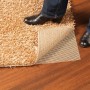 OBI Teppichunterlage (80x130cm) unter beigem Teppich auf Holzboden, mit Fuß