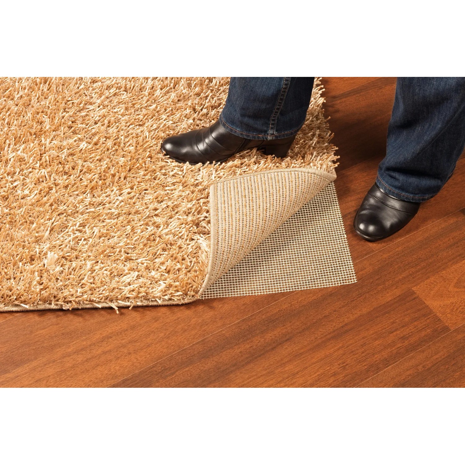 OBI Teppichunterlage (80x130cm) unter beigem Teppich auf Holzboden, mit Fuß