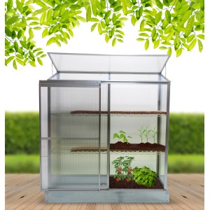 Gewächshaus mit Floraworld Wasserspeichermatte für Blumen und Kräuter.