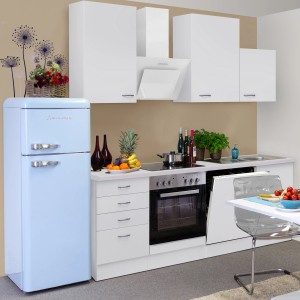 Weiße Flex-Well Classic Küchenzeile Wito 220 cm mit Elektrogeräten und hellblauen Kühlschrank.