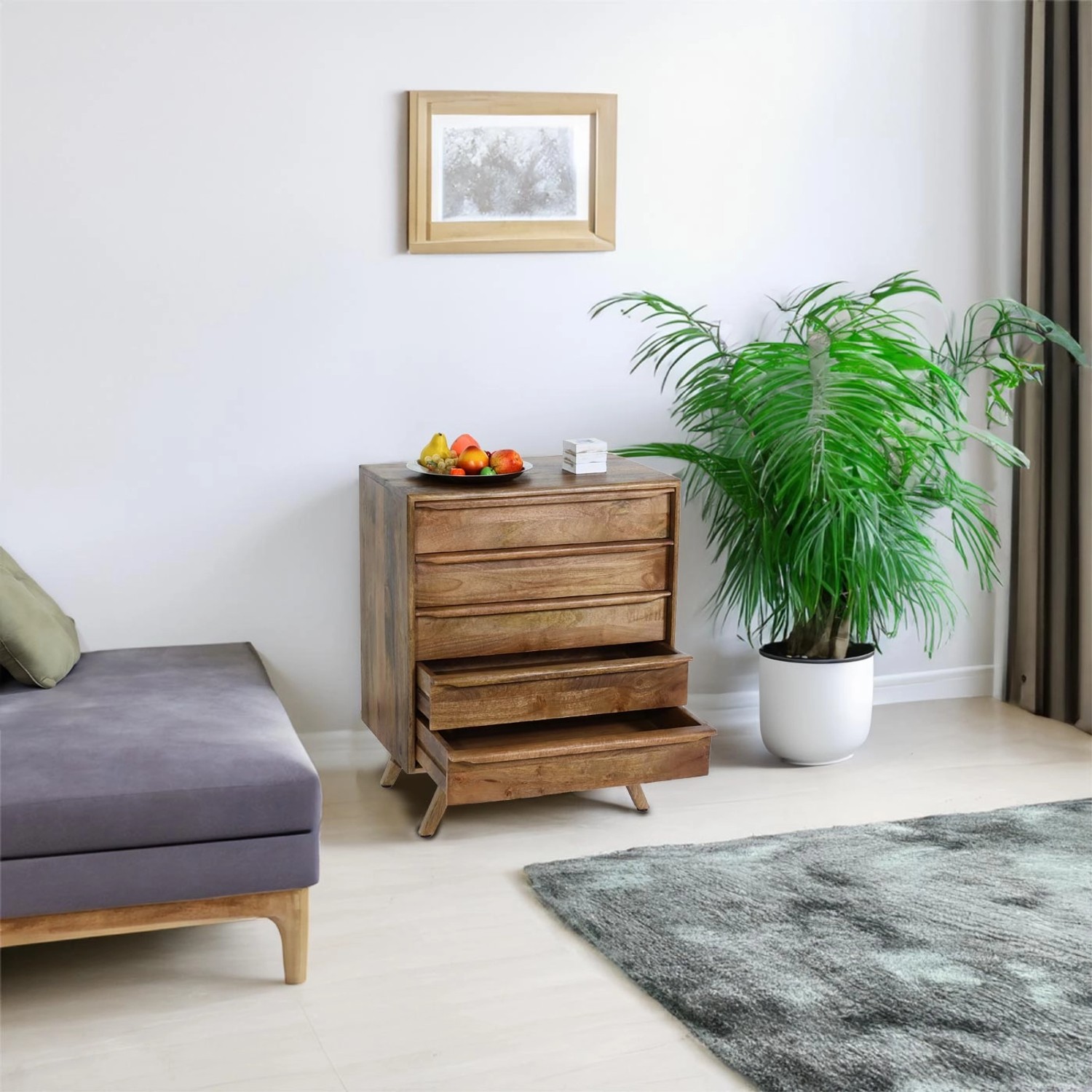 Highboard MCW L96 aus Mangoholz mit 5 Schubladen, eine davon geöffnet. Schubladenkommode im Wohnraum.
