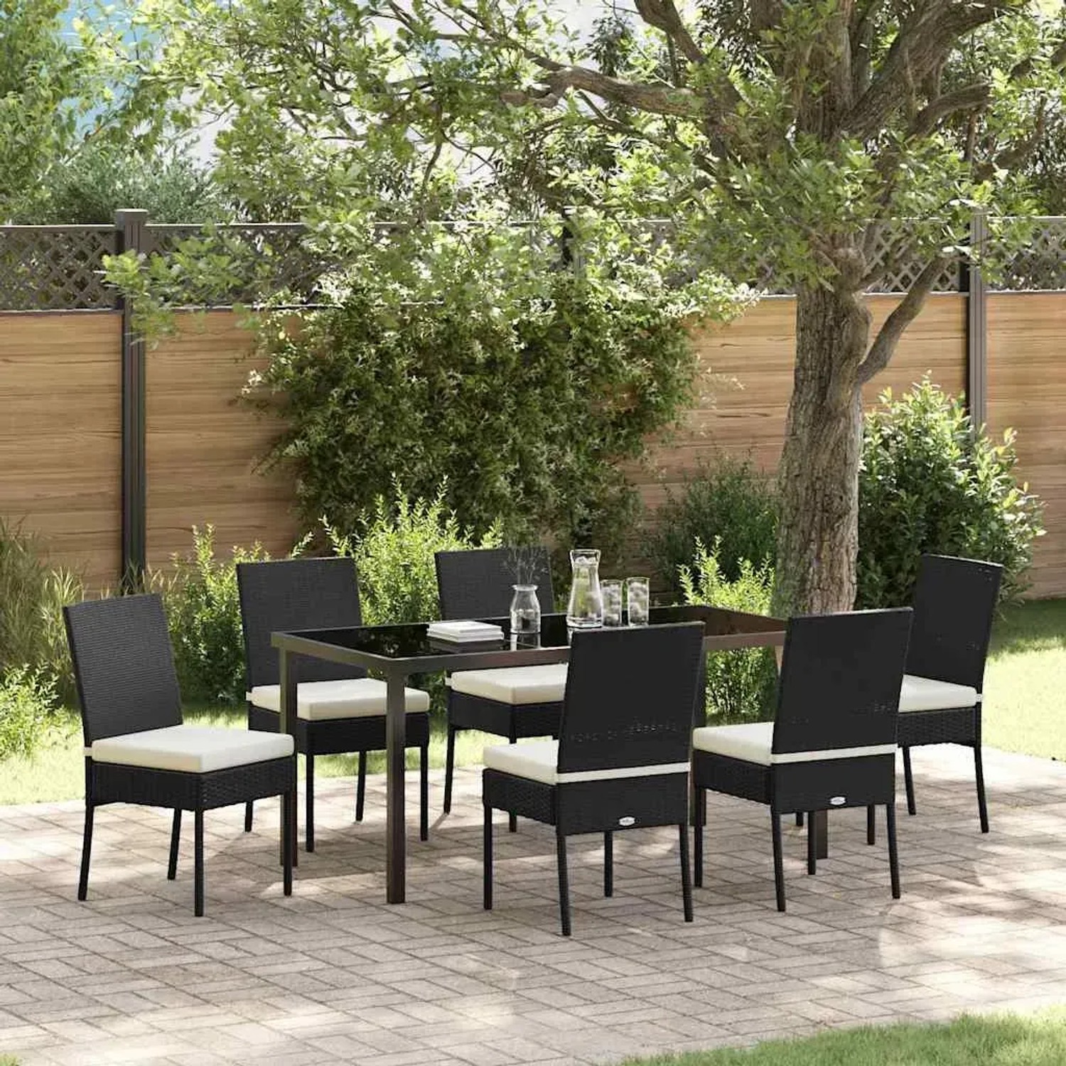 Schwarze 7-teilige vidaXL Garten Essgruppe aus Poly Rattan mit Tisch und Stühlen im Garten.