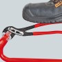 Knipex Alligator Wasserpumpenzange 300 mm beim Greifen eines roten Rohrs, mit Arbeitsschuh.