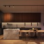 Moderne Küche mit Philips Hue Perifo LED-Pendelleuchte, 3-flammig, schwarz, über Esstisch.