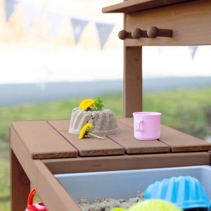 roba Outdoor Kinderküche Natur mit Spielwannen, Detailansicht mit Sandförmchen und Becher.