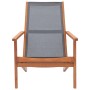 Grauer Garten-Loungestuhl aus Eukalyptusholz und Textilene, ideal für entspannte Stunden im Freien.