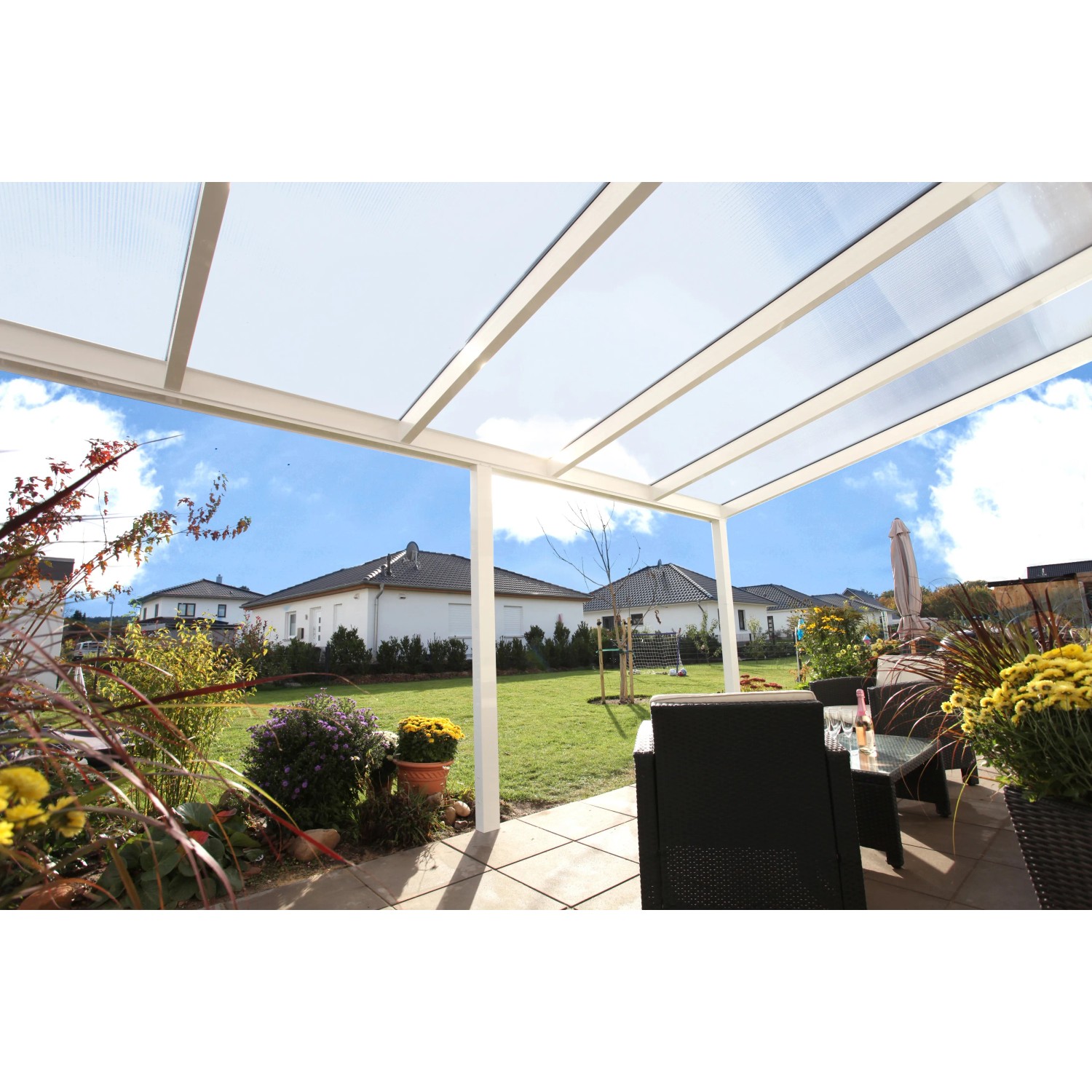 Weiße Terrassenüberdachung Garda aus Aluminium mit klarer Polycarbonat-Dacheindeckung.