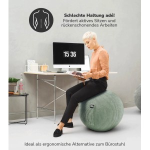 Frau sitzt auf grünem mokebo Sitzball aus Stoff im Büro.