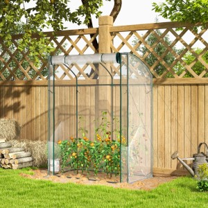 Transparentes Foliengewächshaus mit Stahlrahmen und gebogenem Dach im Garten.