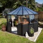 Schwarzes Vitavia Hera Life 9000 Gewächshaus mit Sicherheitsglas und Hohlkammerplatten im Garten.