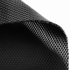 Schwarze KARAT Hygienematte für Barfußzonen, UV-beständig, mit Wellenstruktur. Poolumrandung.