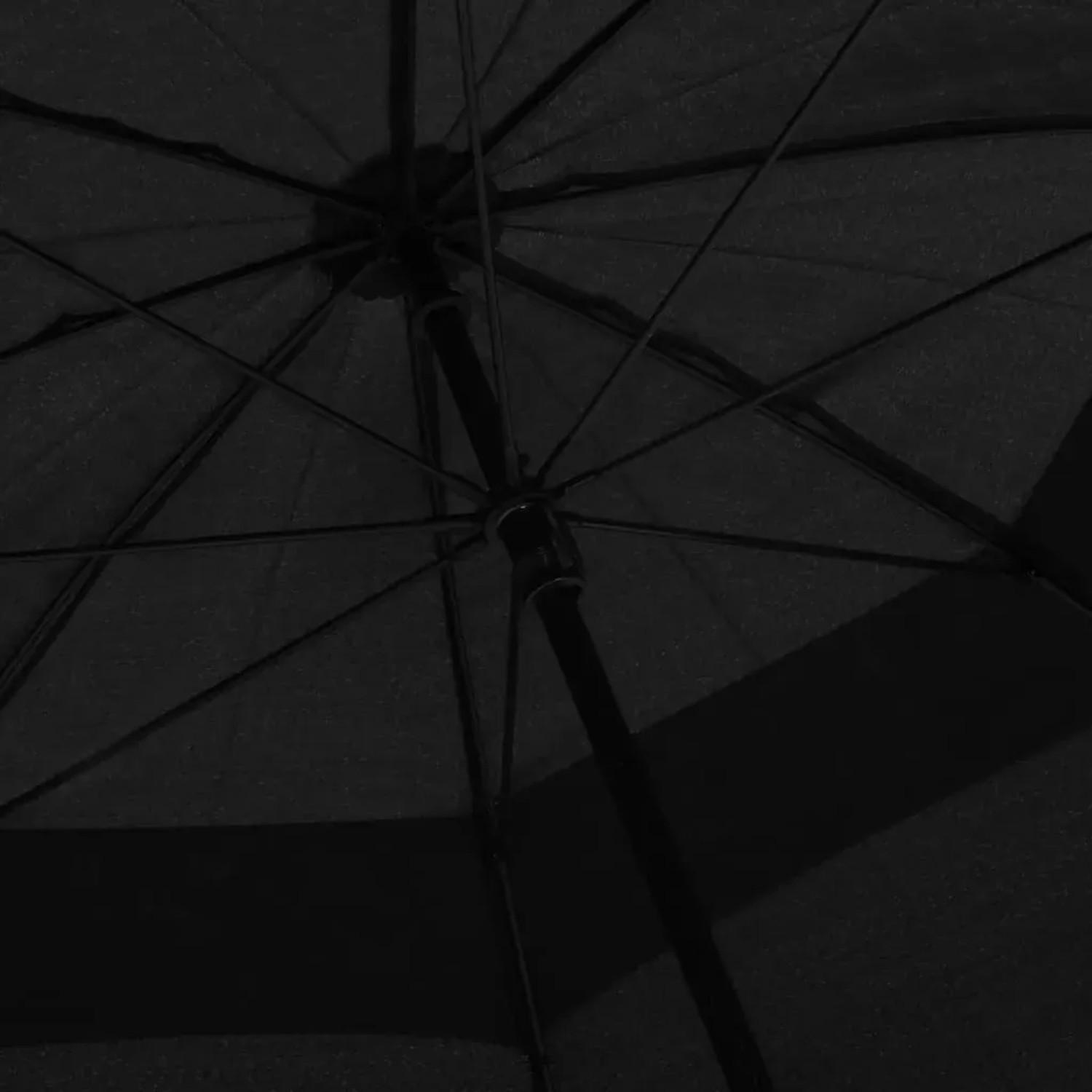 Schwarzer vidaXL Regenschirm, 130 cm, von unten mit Gestell und Wassertropfen. Wasserdicht für regnerische Tage.