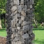 Wilk Gabionenkorb-Säule, 140cm hoch, gefüllt mit grauen Steinen. Dekorative Gartengestaltung.