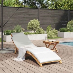 Braune Teakholz Sonnenliege mit weißem Kissen am Pool. Verstellbare Gartenliege aus Massivholz.
