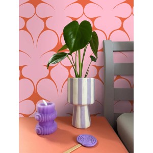 Dekorative ESTAhome Vliestapete mit Retro-Ornamenten in Rosa und Rot, stilvoll an einer Zimmerwand.