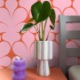 Dekorative ESTAhome Vliestapete mit Retro-Ornamenten in Rosa und Rot, stilvoll an einer Zimmerwand.