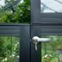 Detailaufnahme: Schwarzes Juliana Gewächshaus Orangerie 15, Tür mit Griff und Schlüssel.