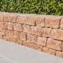 Mauer aus Diephaus Munin Mauersteinen in Terra, geeignet für gerade oder gebogene Verläufe.