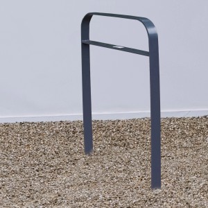 Anthrazitfarbener TRUTZHOLM Fahrradanlehnbügel aus Flachstahl zum Einbetonieren.