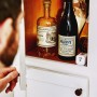 Weißes Yale Möbelschloss Smart Cabinet Lock mit Bluetooth an weißem Schrank.
