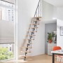Intercon Alpha Raumspartreppe, Mittelholmtreppe mit 11 Buchenholzstufen und Italo-Silber Metallgeländer in modernem Wohnraum.