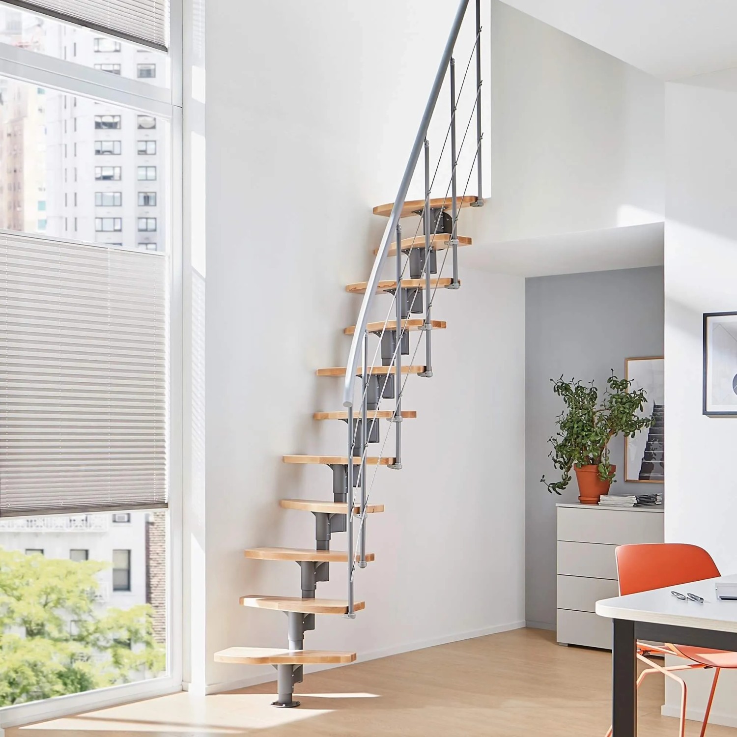 Intercon Alpha Raumspartreppe, Mittelholmtreppe mit 11 Buchenholzstufen und Italo-Silber Metallgeländer in modernem Wohnraum.