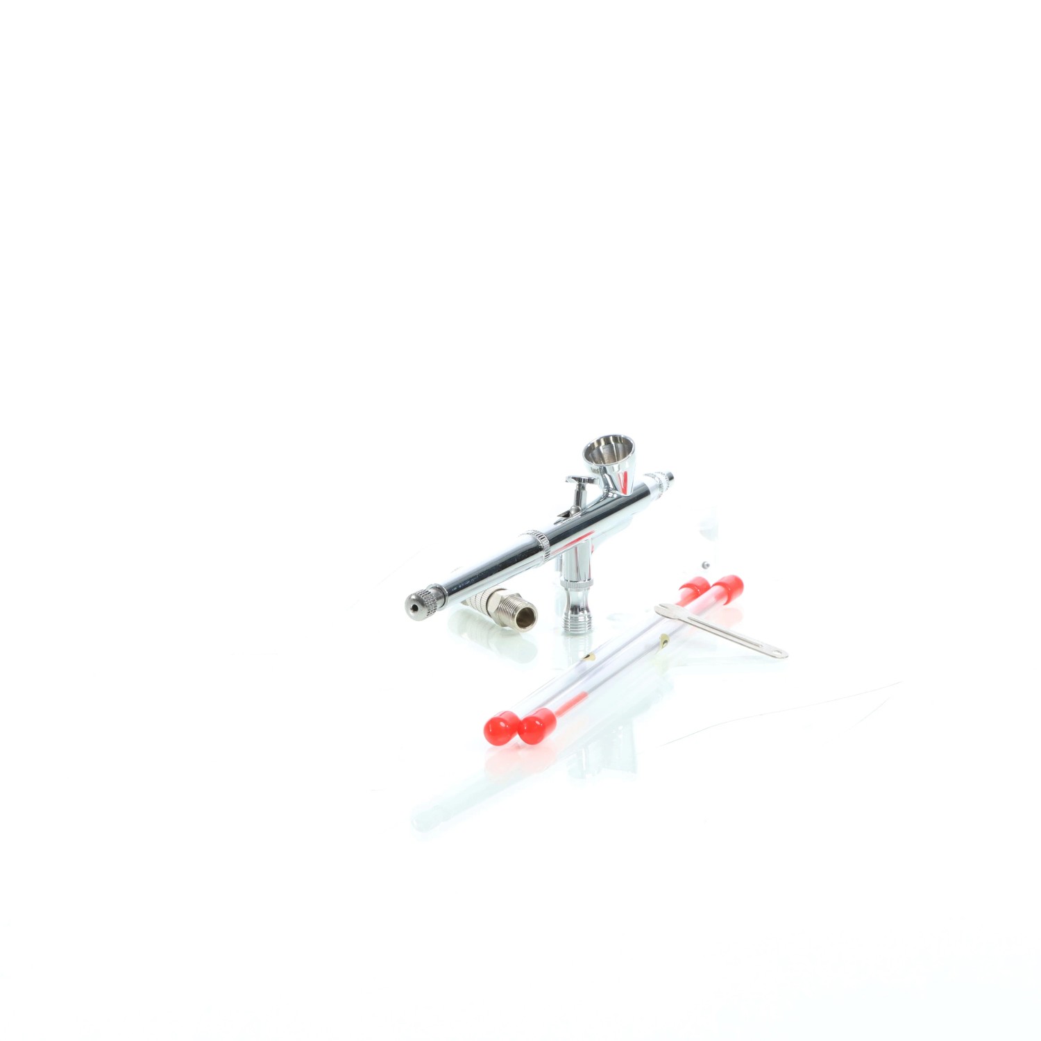 Silberne Wiltec Airbrush Pistole Typ 136T Double Action mit 3ml Farbbecher, Düsen 0,2-0,5mm und Zubehör für präzise Sprüharbeiten.