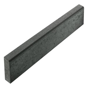 Anthrazitfarbener Tiefbordstein aus Beton, 8x30x100 cm, für Beet- und Wegbegrenzung.