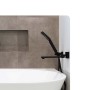 Eingebaute Badewanne mit schwarzer Dalsys Armatur vor grauen Fliesen. 