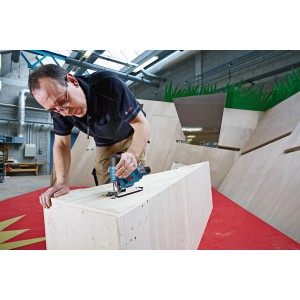 Bosch Akku-Stichsäge GST 12V-70 in Aktion beim Holzzuschnitt.