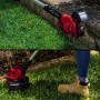 Einhell Akku-Rasentrimmer GE-CT 18/28 Li mit Akku beim Rasenkantenschneiden.
