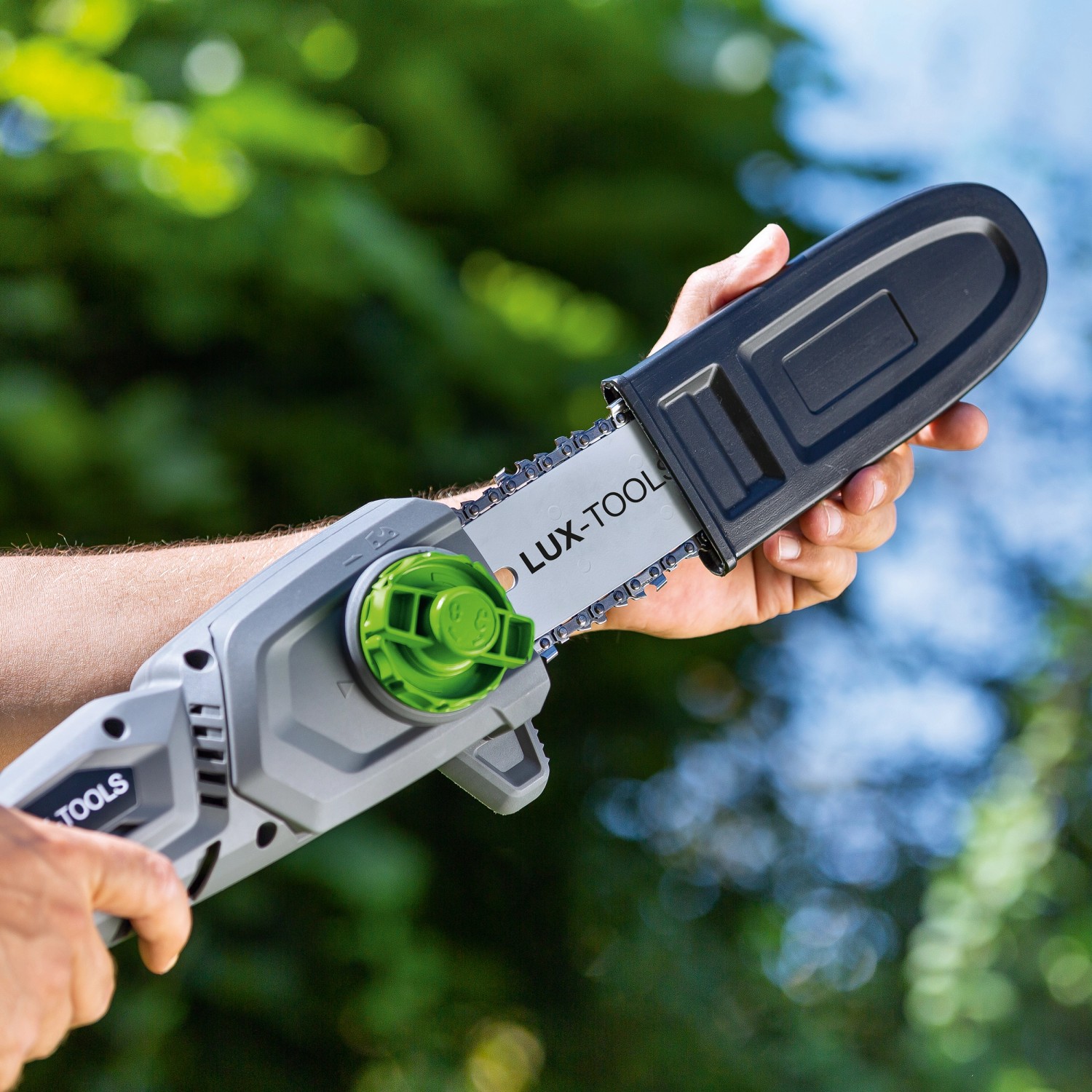 LUX Akku-Heckenschere & Astsäge A-HS-20/41T mit Schutzhülle für Sägeblatt.