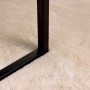 Detailaufnahme: Taupefarbener Kunstfell Teppich (Ø 120cm) mit Tischbein.