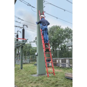 PROREGAL GFK Schiebeleiter 2-teilig, 2x8 Sprossen im Einsatz an Strommast.
