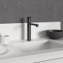 Ideal Standard Cerafine O Küchenarmatur in Schwarz mit hohem Auslauf auf einem Waschbecken.