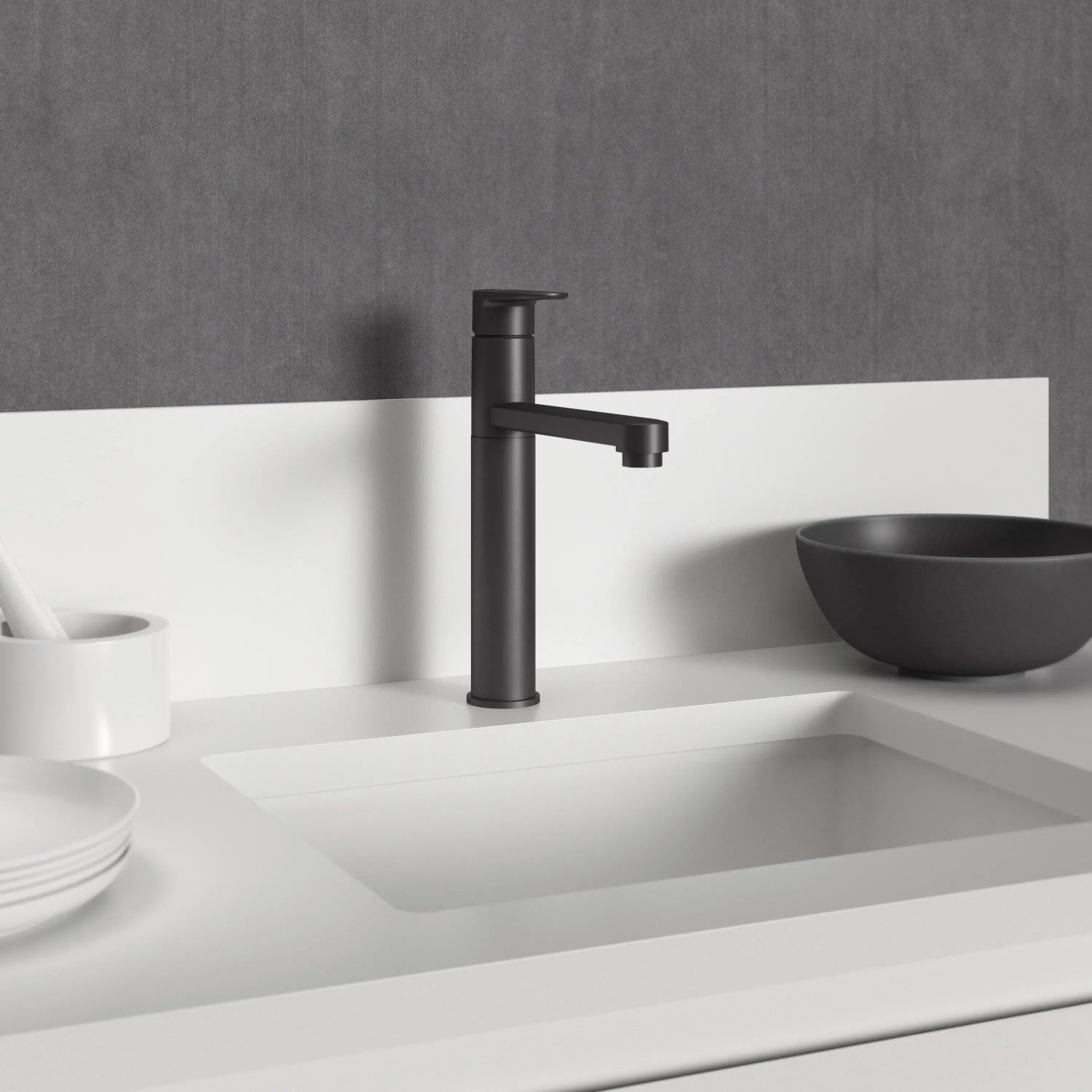 Ideal Standard Cerafine O Küchenarmatur in Schwarz mit hohem Auslauf auf einem Waschbecken.