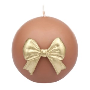 Mocca Kugelkerze mit goldener Schleife, ideal für Advents- & Weihnachtsdekoration. Stumpenkerze mit festlichem Design.