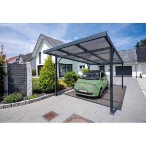 Anthrazit Carport mit bronze Stegplatten und geparktem Auto vor einem Haus.